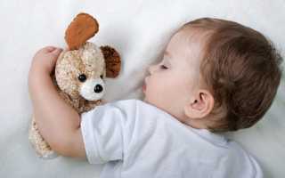 У ребенка сильно поднимается температура во время сна – почему и что делать?